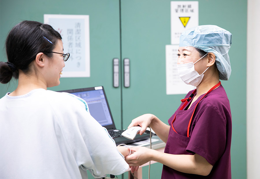 入室時の前室での本人確認